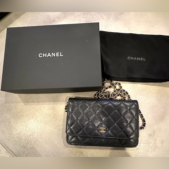 CHANEL
Caviar Quilted Wallet on Chain- Black - Picture 1 of 16